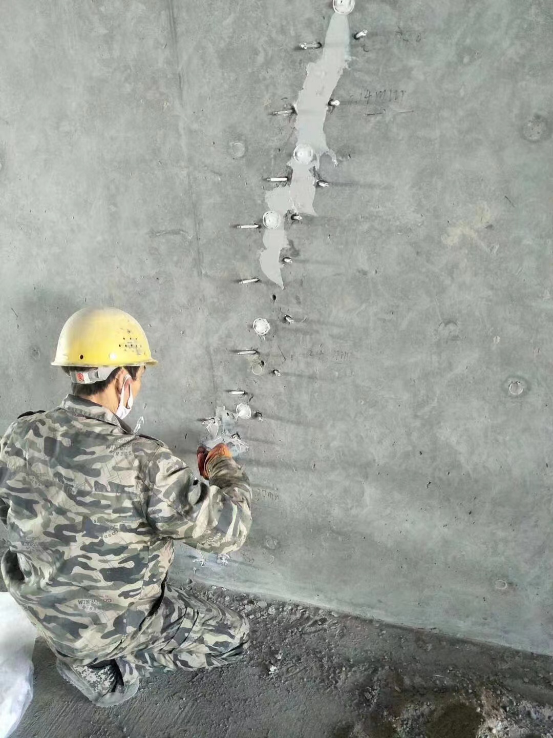 平鲁混凝土楼板裂缝加固施工的方案